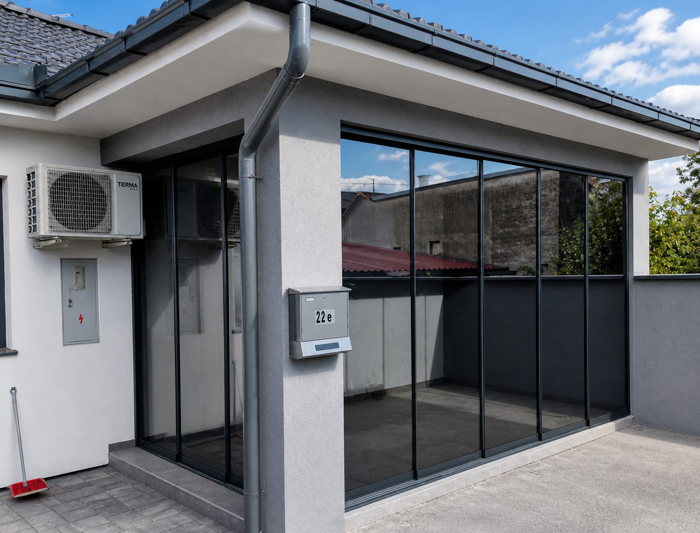Stakleni paviljon s aluminijskom konstrukcijom